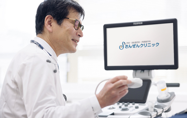 エコー検査中の院長